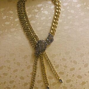 Gorgeous necklace this is such a unique vintage piece. It is so beautiful.